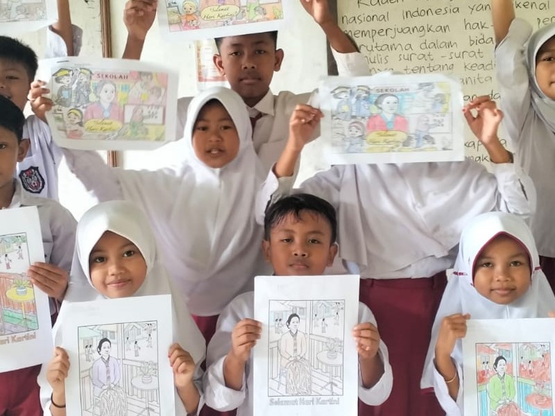 Siswa Antusias Mewarnai Sketsa “Ibu Kita Kartini”